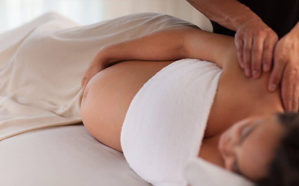 massage cho bà bầu với dầu dừa