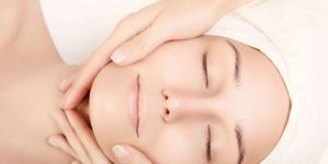 Read more about the article Hướng dẫn massage mặt bằng dầu dừa