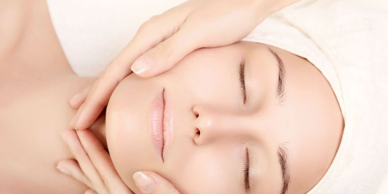 massage da mặt với dầu dừa